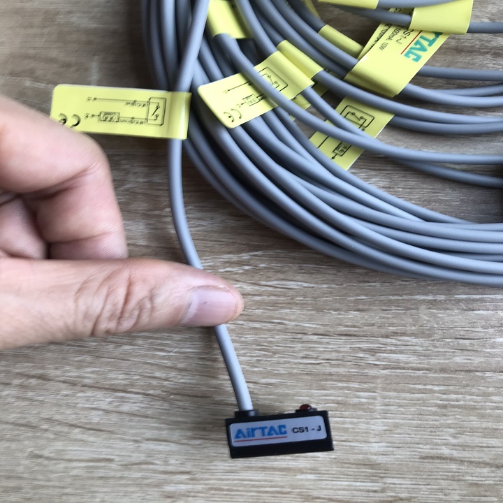 Cảm biến tiệm cận xi lanh CS1-J