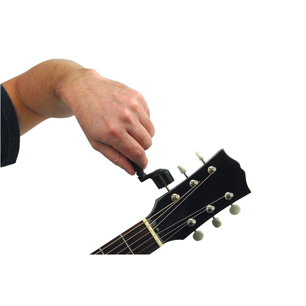 Tay quay thay dây đàn guitar
