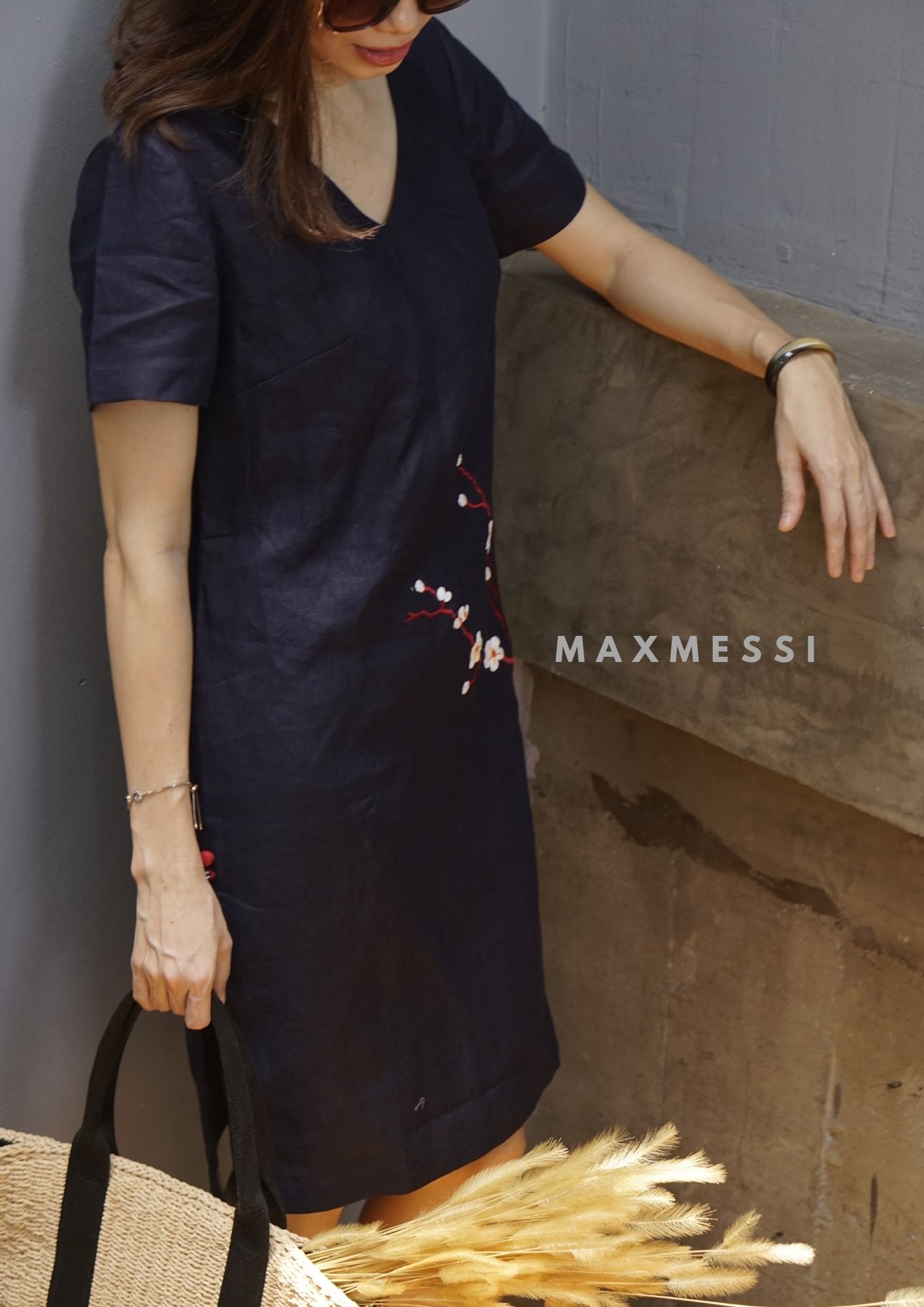 Đầm Linen thêu cổ tim LEA - MaxMessi