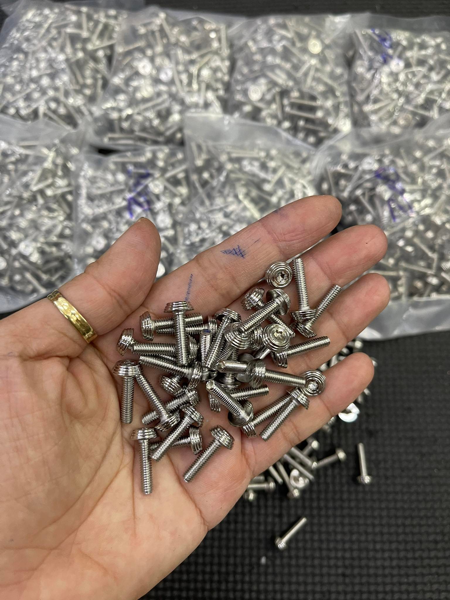 1 con Ốc 4li15 dù nhuyễn Salaya Inox 304  ốc salaya 4li nhuyễn gắn nắp dầu  bộ cổ Wave Winner