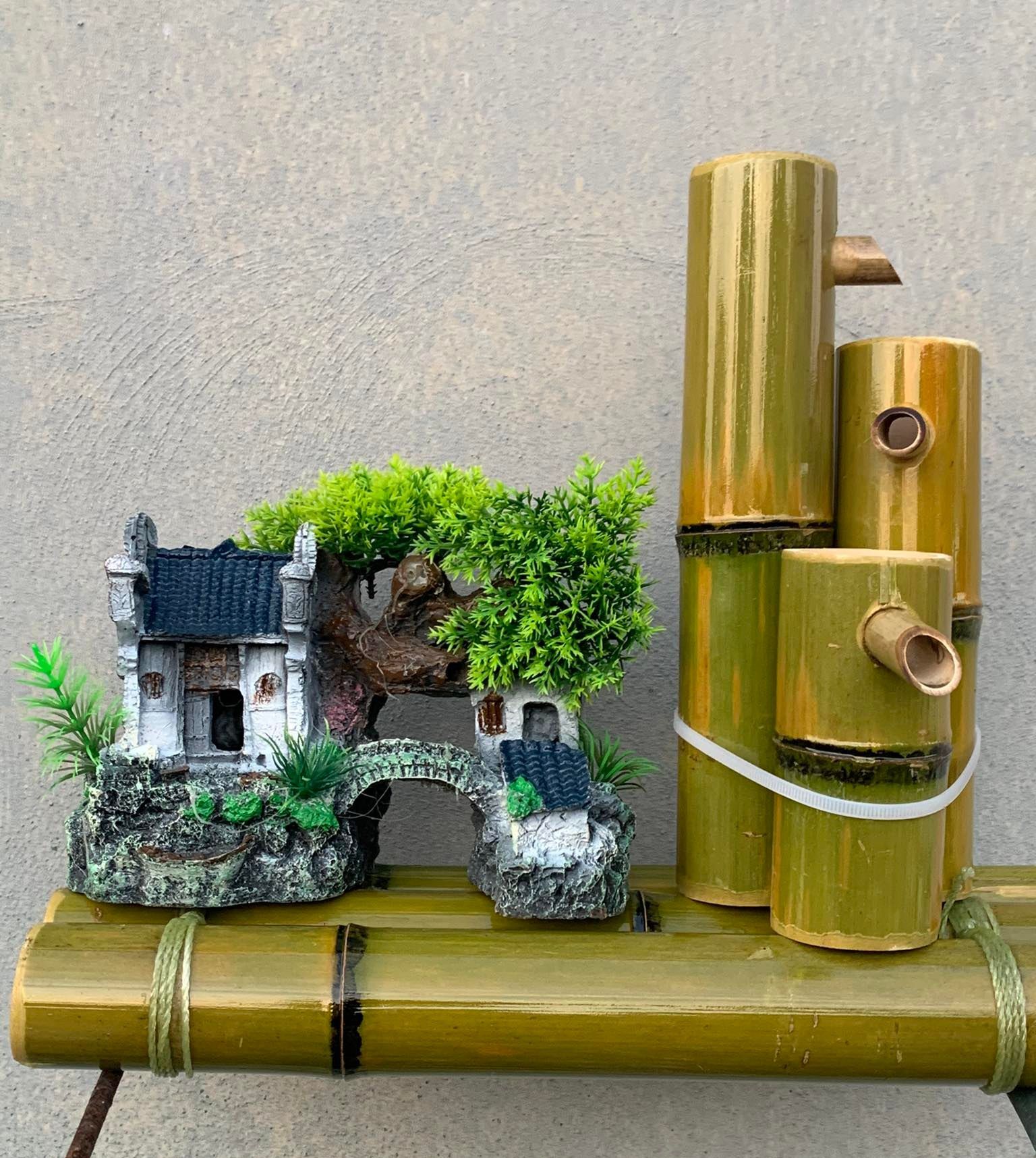 Thác nước tiểu cảnh (thác nước bằng tre)