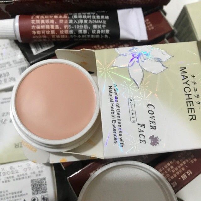 Kem che khuyết điểm và cọ tém
