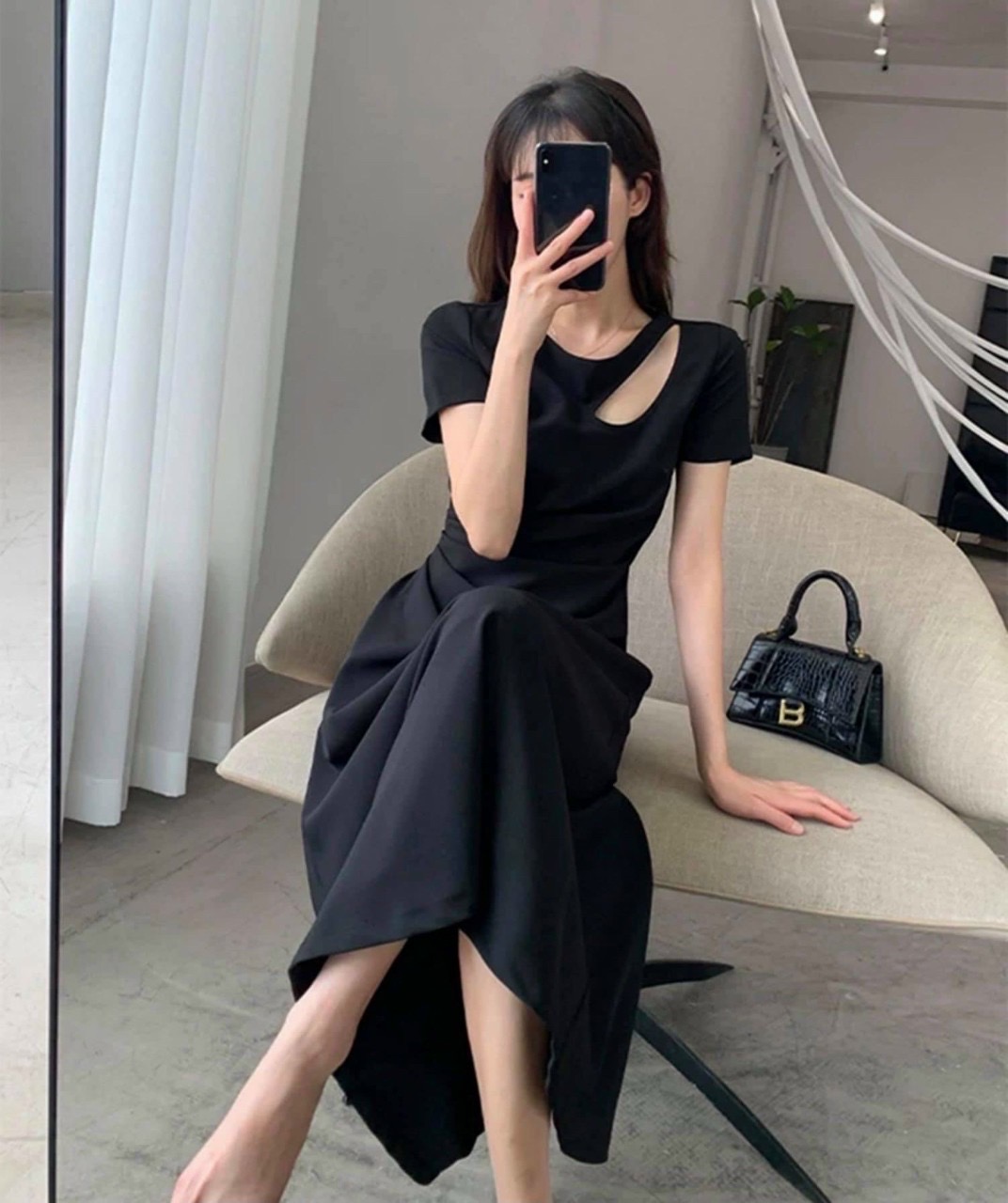Đầm đen khoéc vai