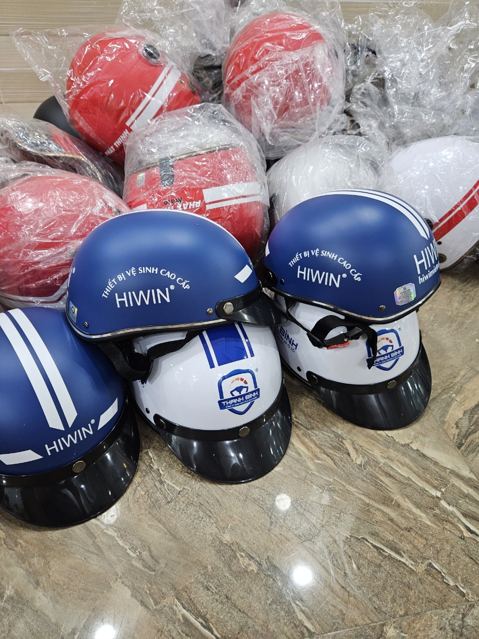 Nón bảo hiểm người lớn thanh lí- giao mẫu ngẫu nhiên