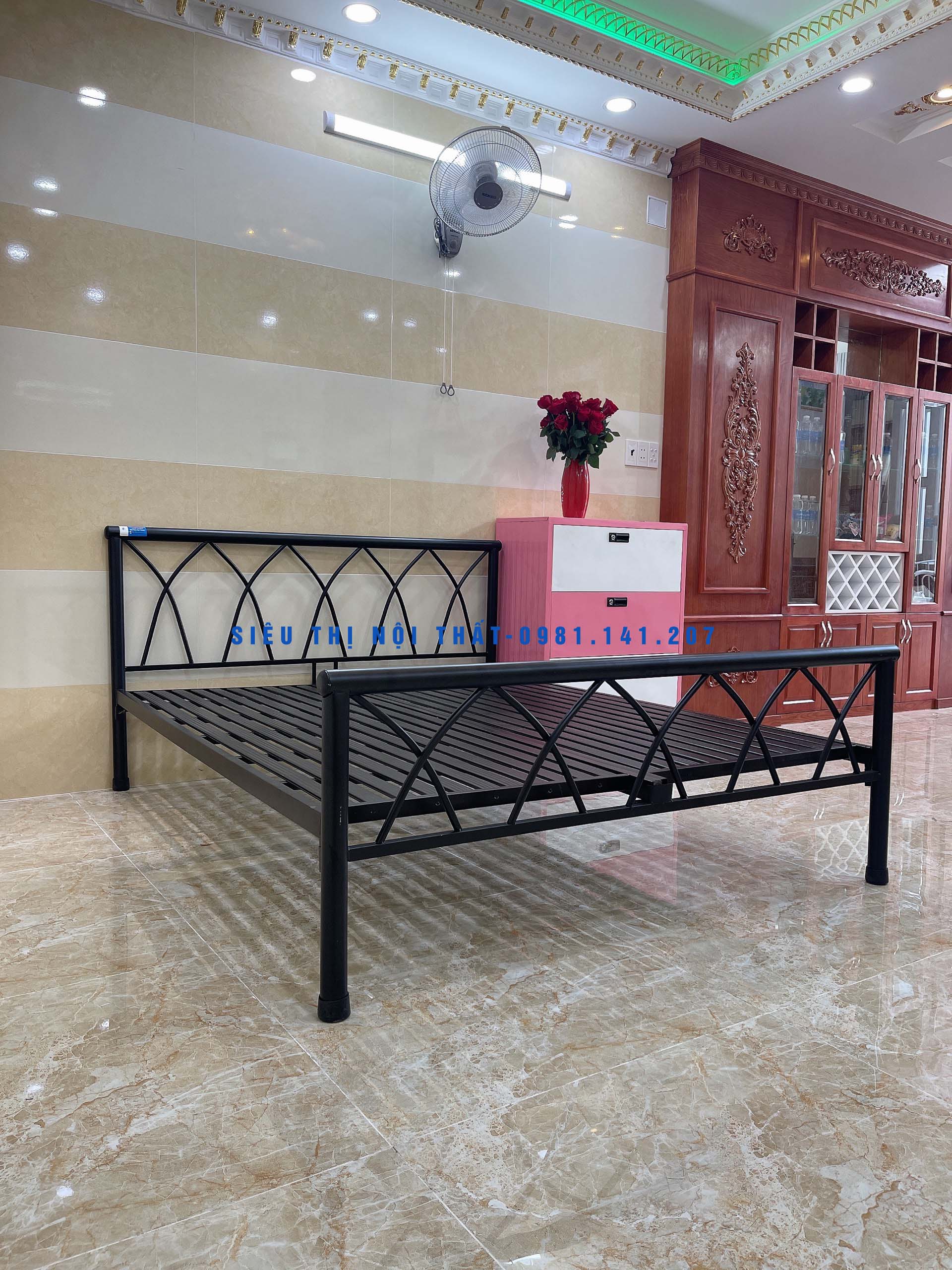 Giường sắt mẫu đan chéo kích thước ngang 1m4 x dài 2m - Siêu Thị Nội Thất