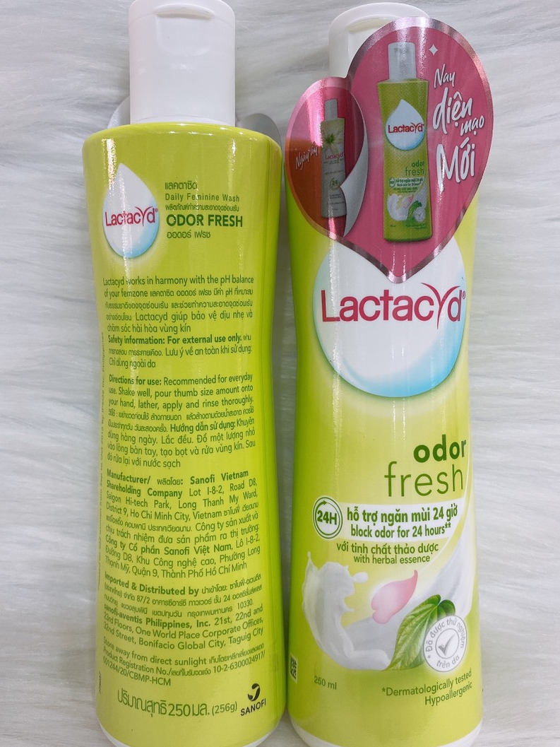 Dung dịch vệ sinh phụ nữ Lactacyd lá trầu không và hoa hồng 250ML( MÀU XANH)
