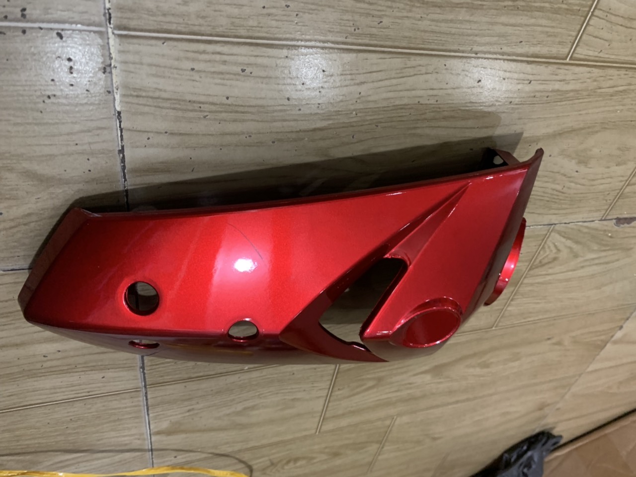 Mặt nạ 3 lổ gắn rổ xe sirius màu đỏ đô