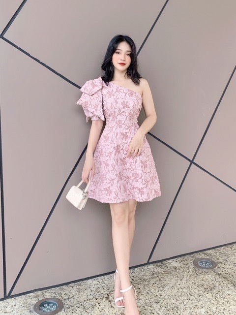 Đầm gấm xốp hoa lệch vai tay