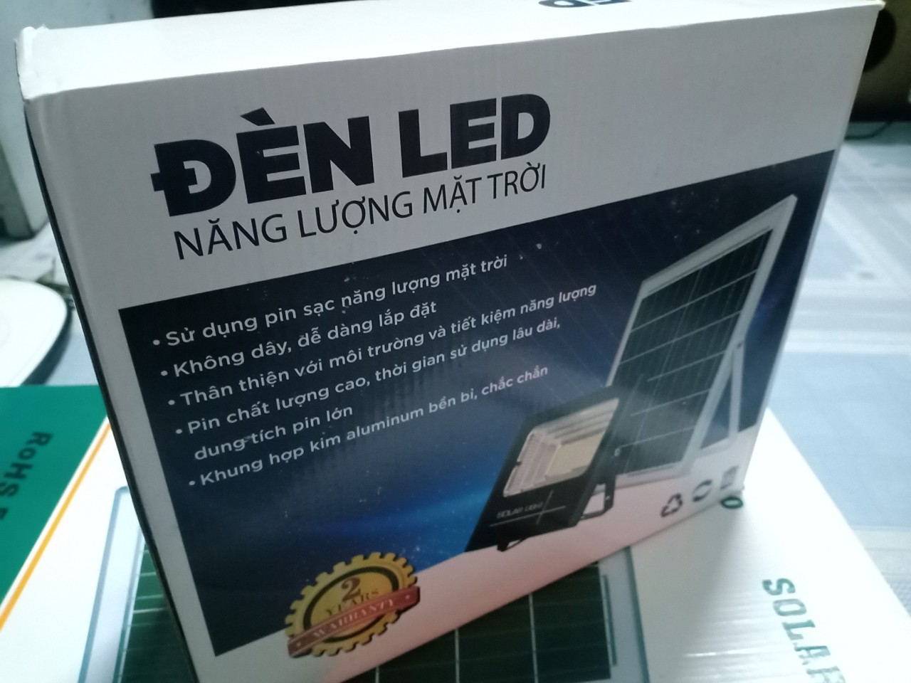 Đèn pha năng lượng mặt trời 100W