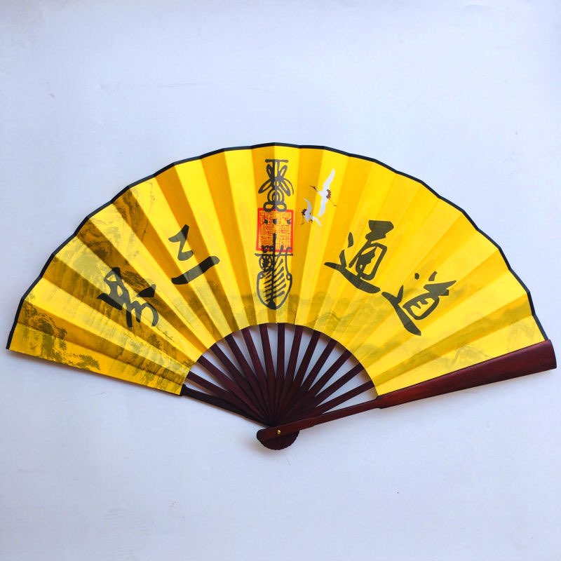 Quạt lụa Trương Thiên Sư bằng vải lụa tặng kèm kệ gỗ