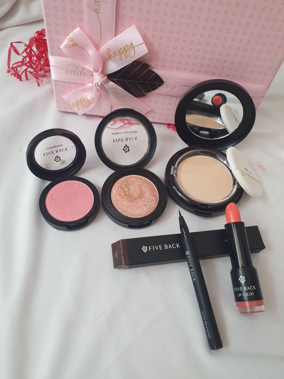 Q5-5 in 1 korean professional color makeup set eye shadow highlight eye shadow matte lipstick eyeliner for valentine gift noel birthday eye shadow 8/3, comes with box and foam