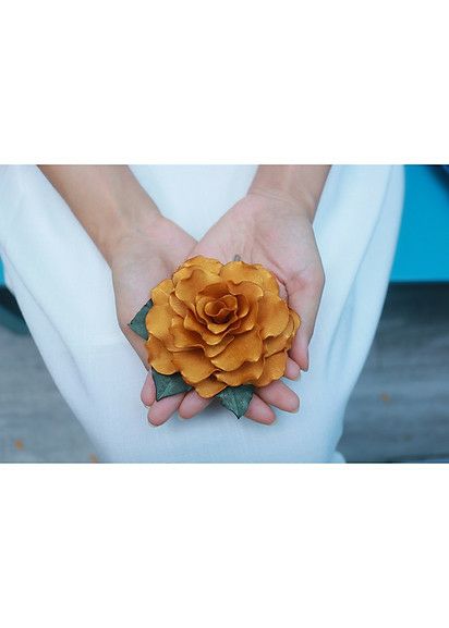 Bông hoa cài áo gấm vàng cao cấp