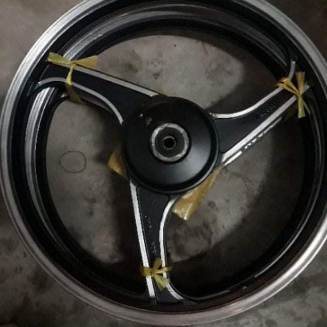 cặp mâm 3 cây rã xe.nguyên xi có luôn bạc đạn.có trầy.