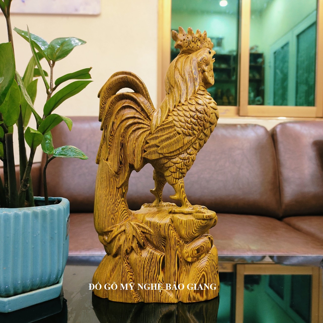 Tượng con gà gỗ mun đuôi công cao 20 cm