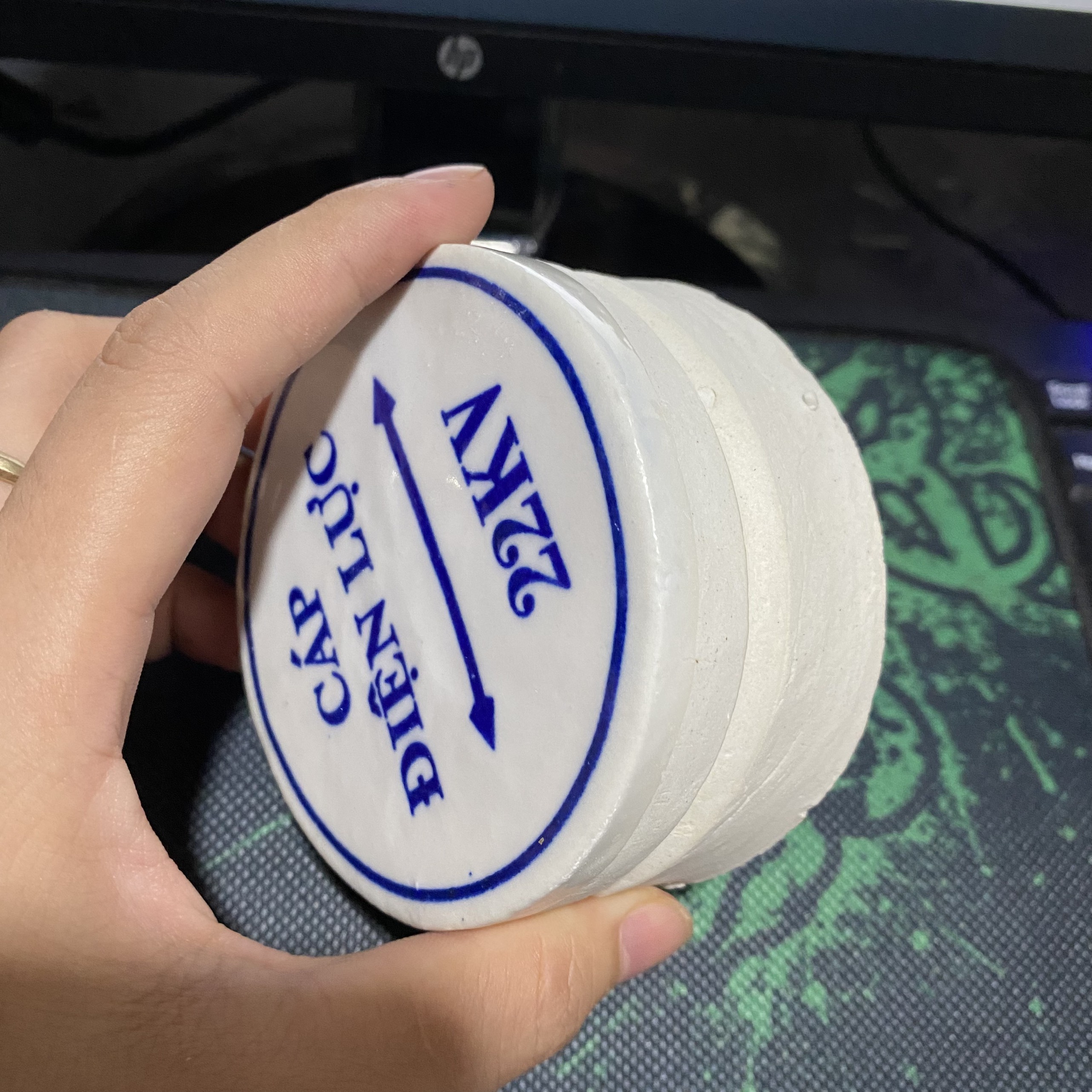 mốc sứ báo cáp