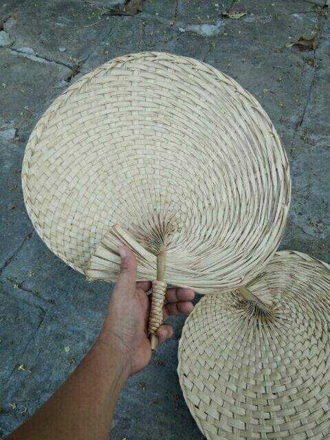 Quạt nan lá cọ truyền thống