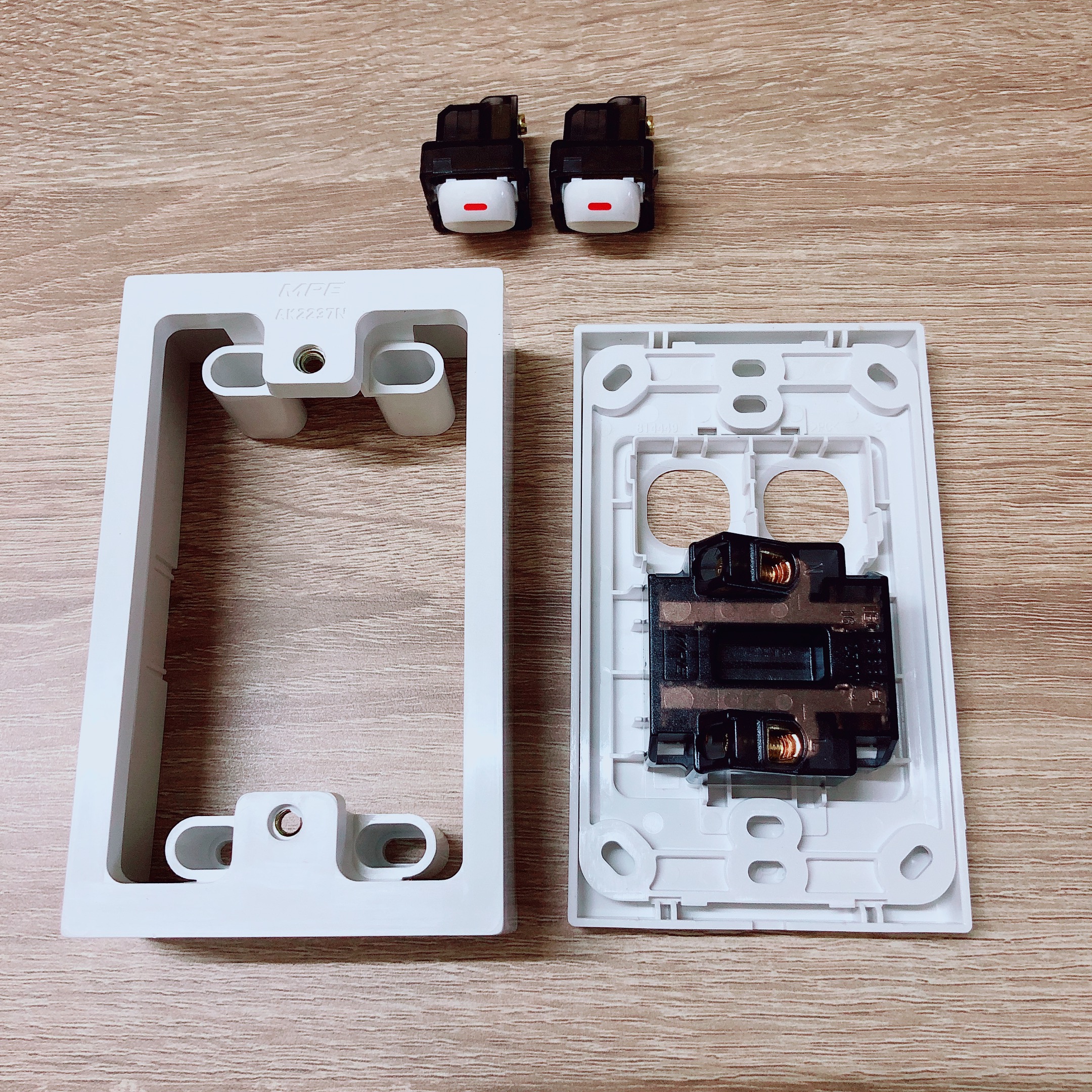 [HCM]Combo ổ cắm 22 lỗ+ công tắc + đế nổi MPE