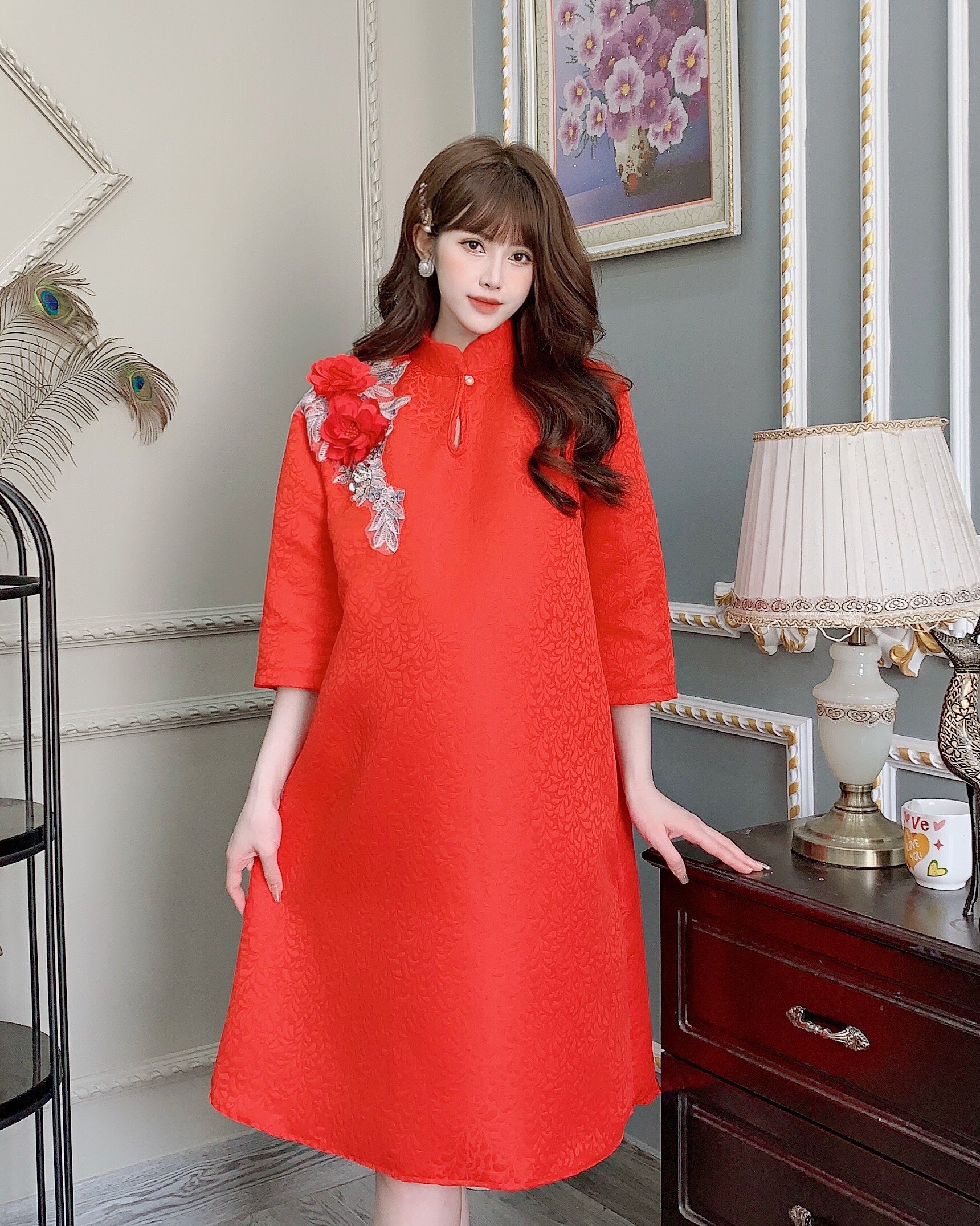 Váy bầu cách tân thêu công mẫu mới cho mẹ bầu diện tết xinh-Đầm bầu gấm họa tiết cho mẹ diện Tết và sự kiện