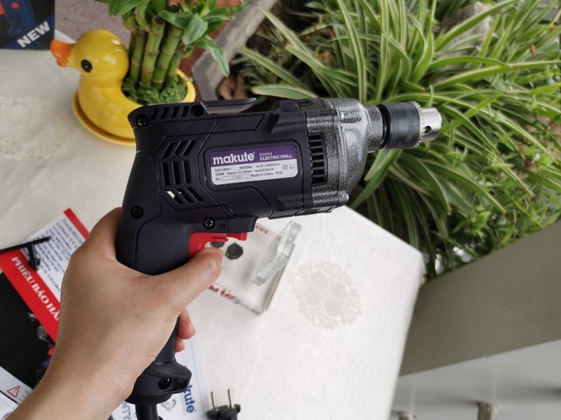 Máy khoan cầm tay Makute ED002