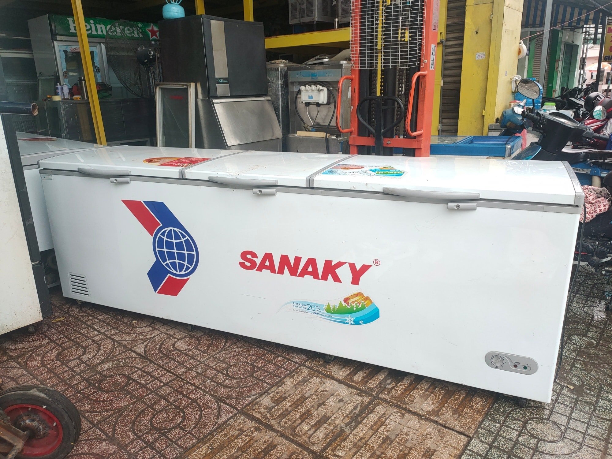 Tủ đông hiệu sanaky vh-1399hy dung tích 1300l mới 95%