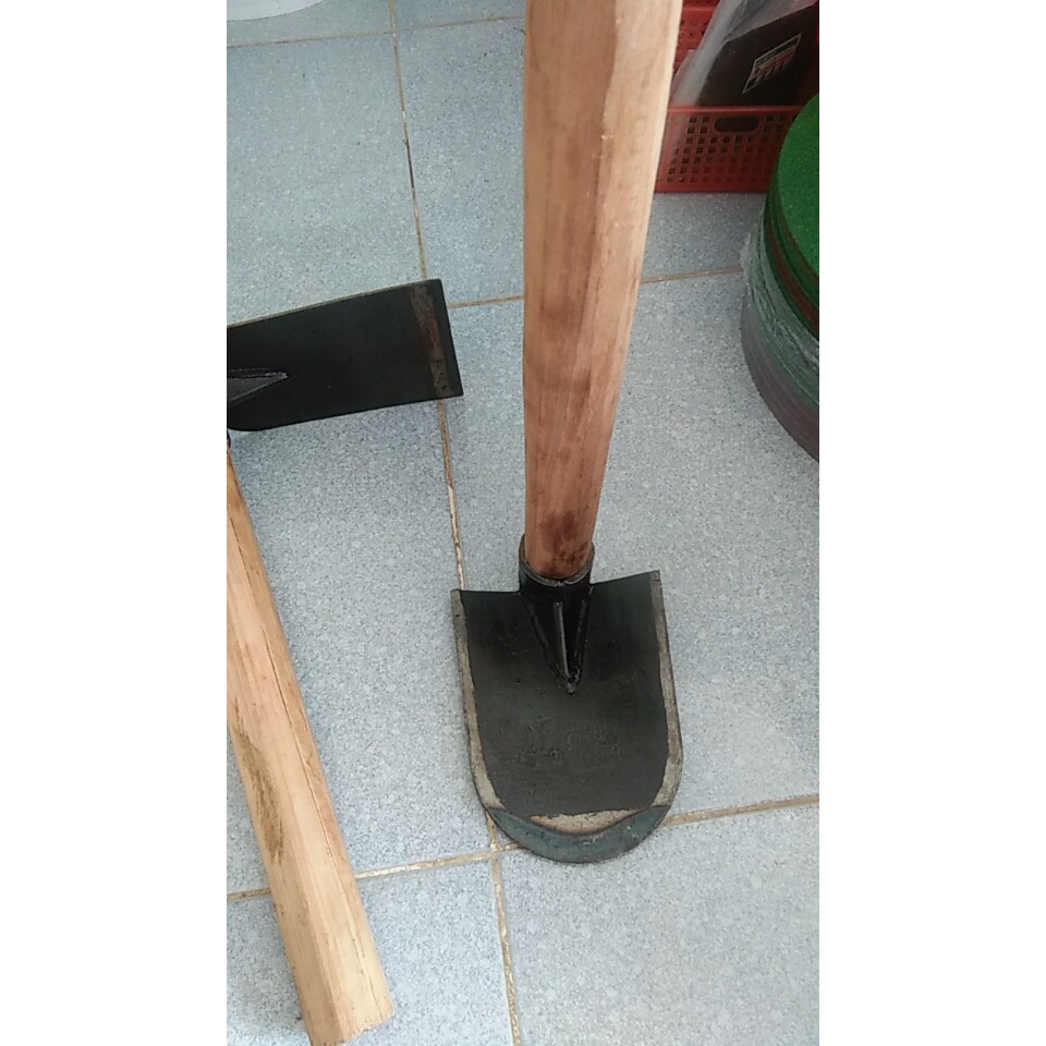 cuốc làm vườn có cán, lưỡi dày, cán bằng lăng siêu chắc