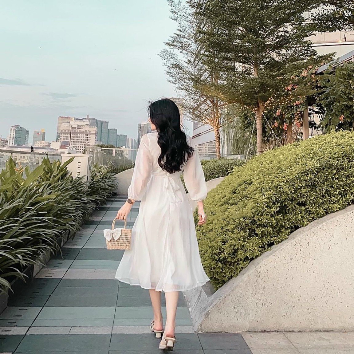 Đầm trắng cổ V form dài thắt eo