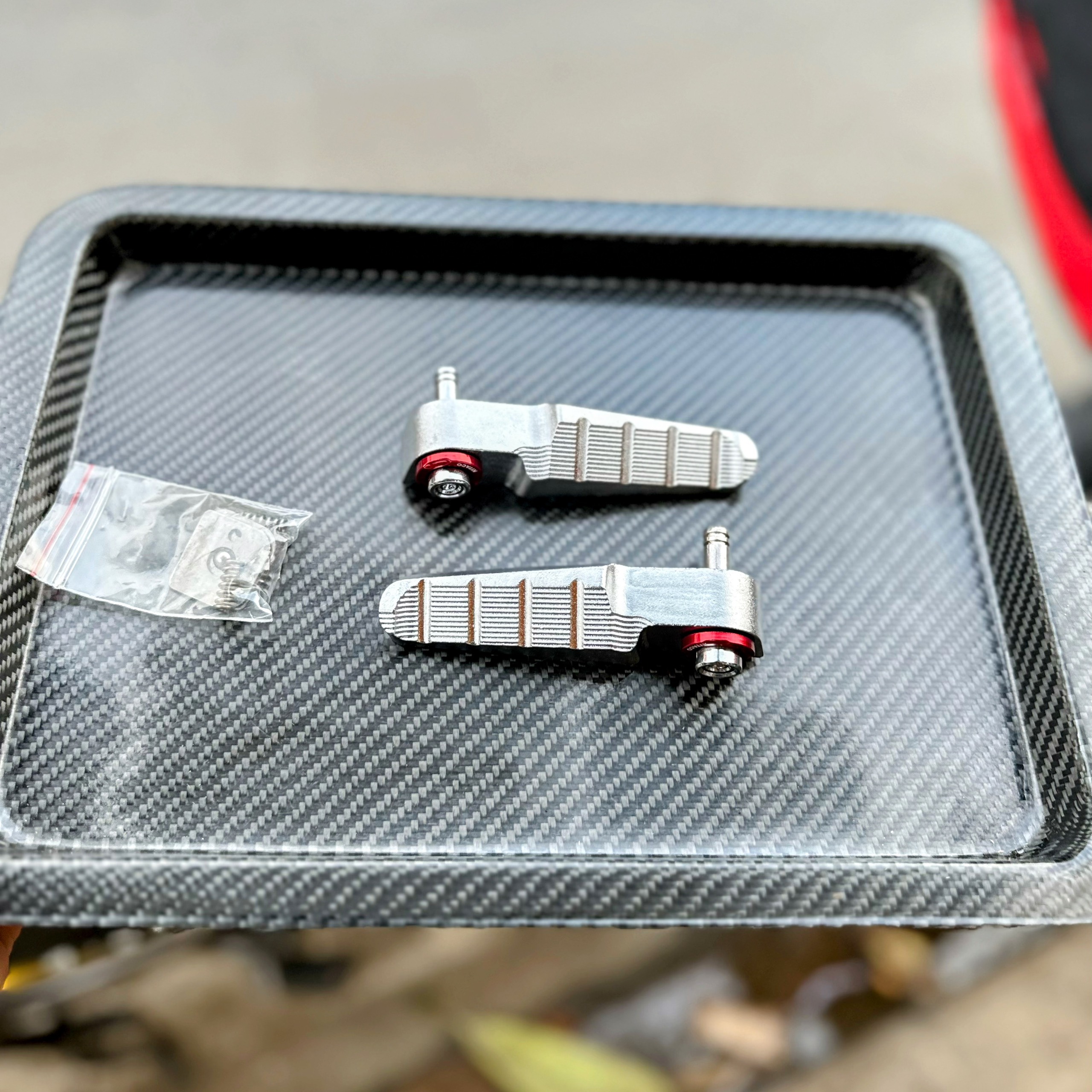 Gác chân Nhôm Đúc Honda - Yamaha ỐC LD đỏ