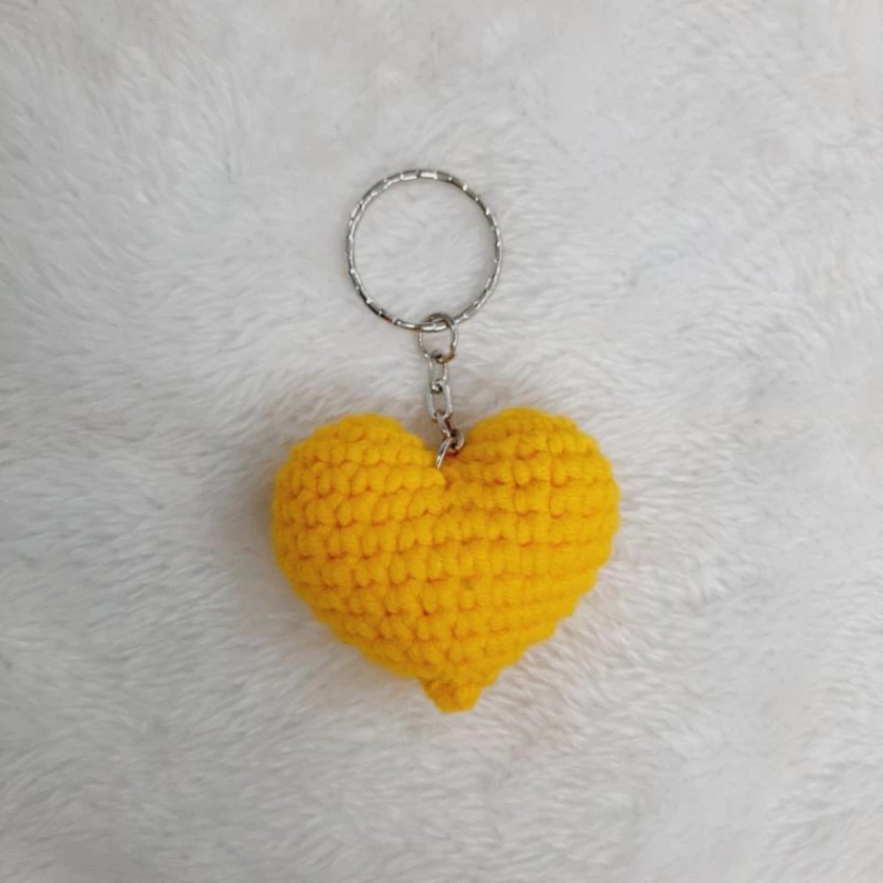Móc khóa trái tim bằng len handmade dùng trang trí