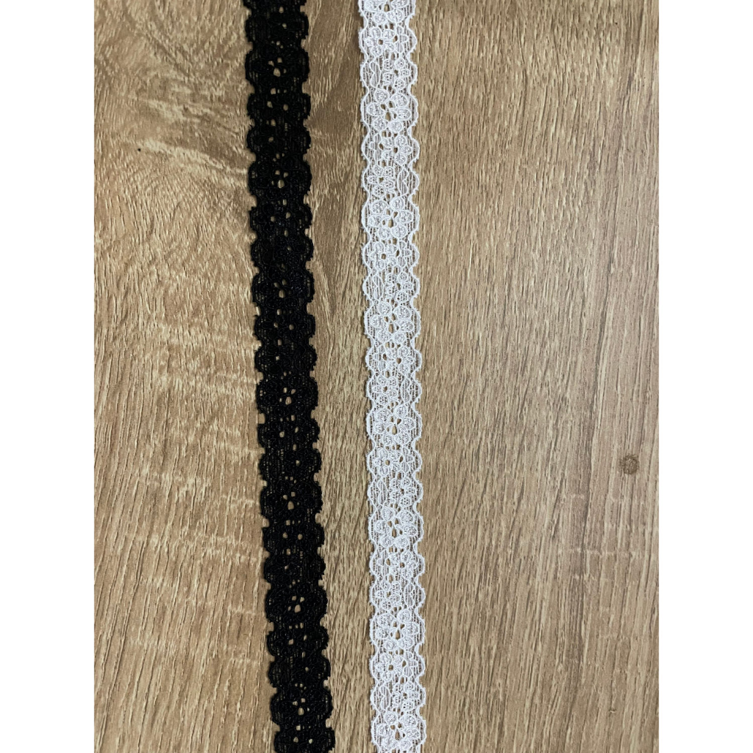 [0033] - 1m viền ren hoa 5+6 cánh co giãn
