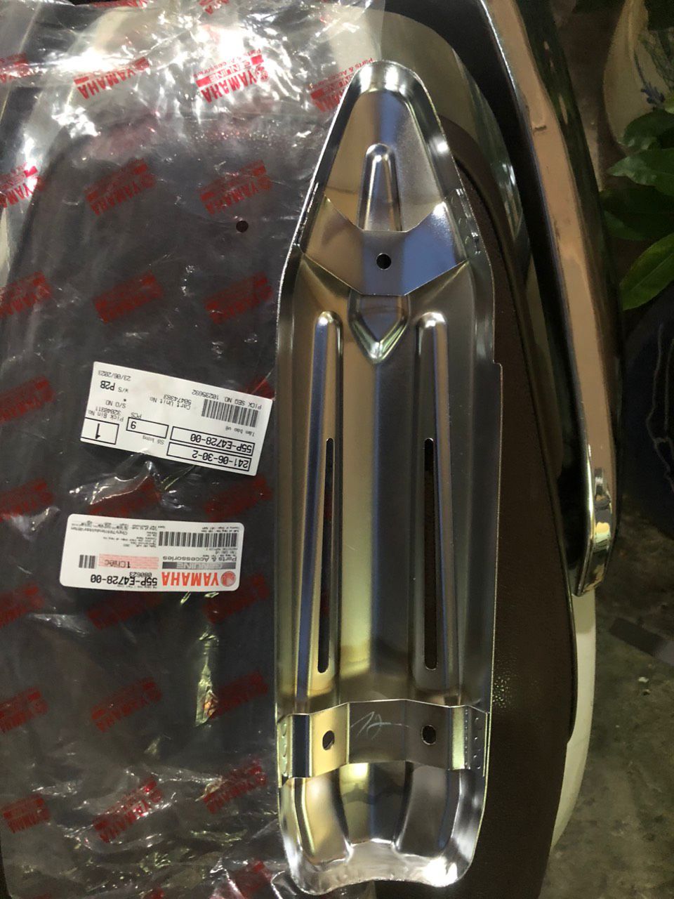 Ốp pô zin hãng inox xe Exciter 135 đời 2011.(không ốc)