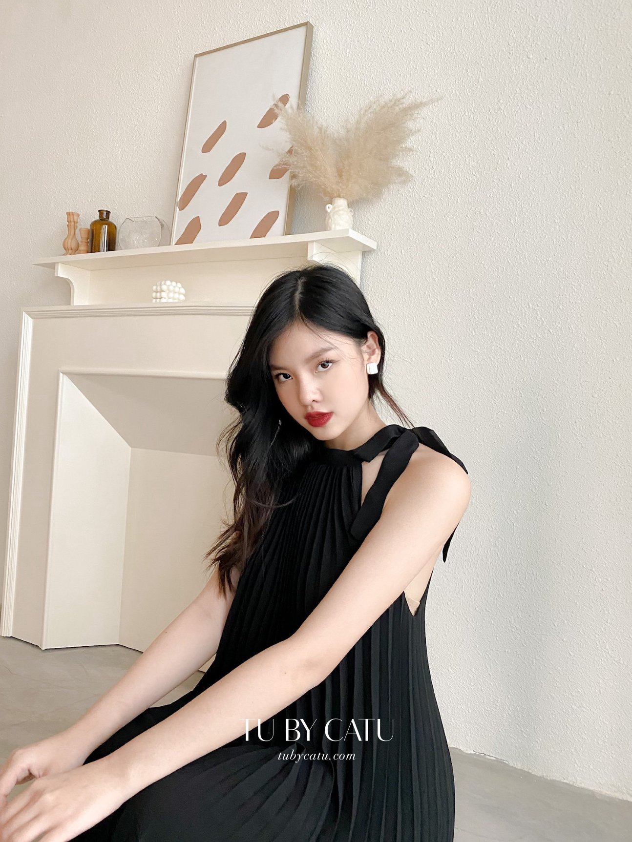 TUBYCATU | Đầm yếm đen xếp ly cột nơ cổ