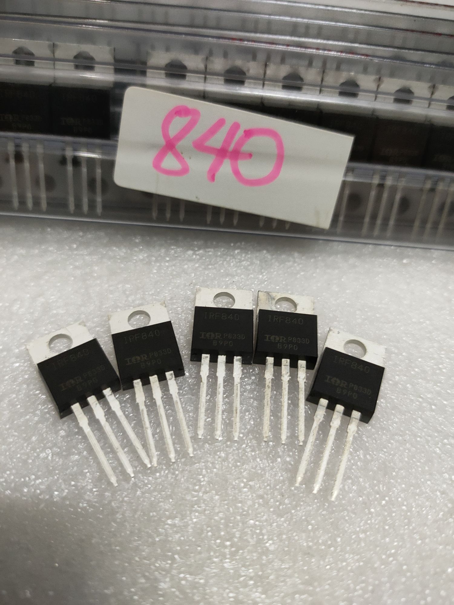 5 Con MOSFET IRF840