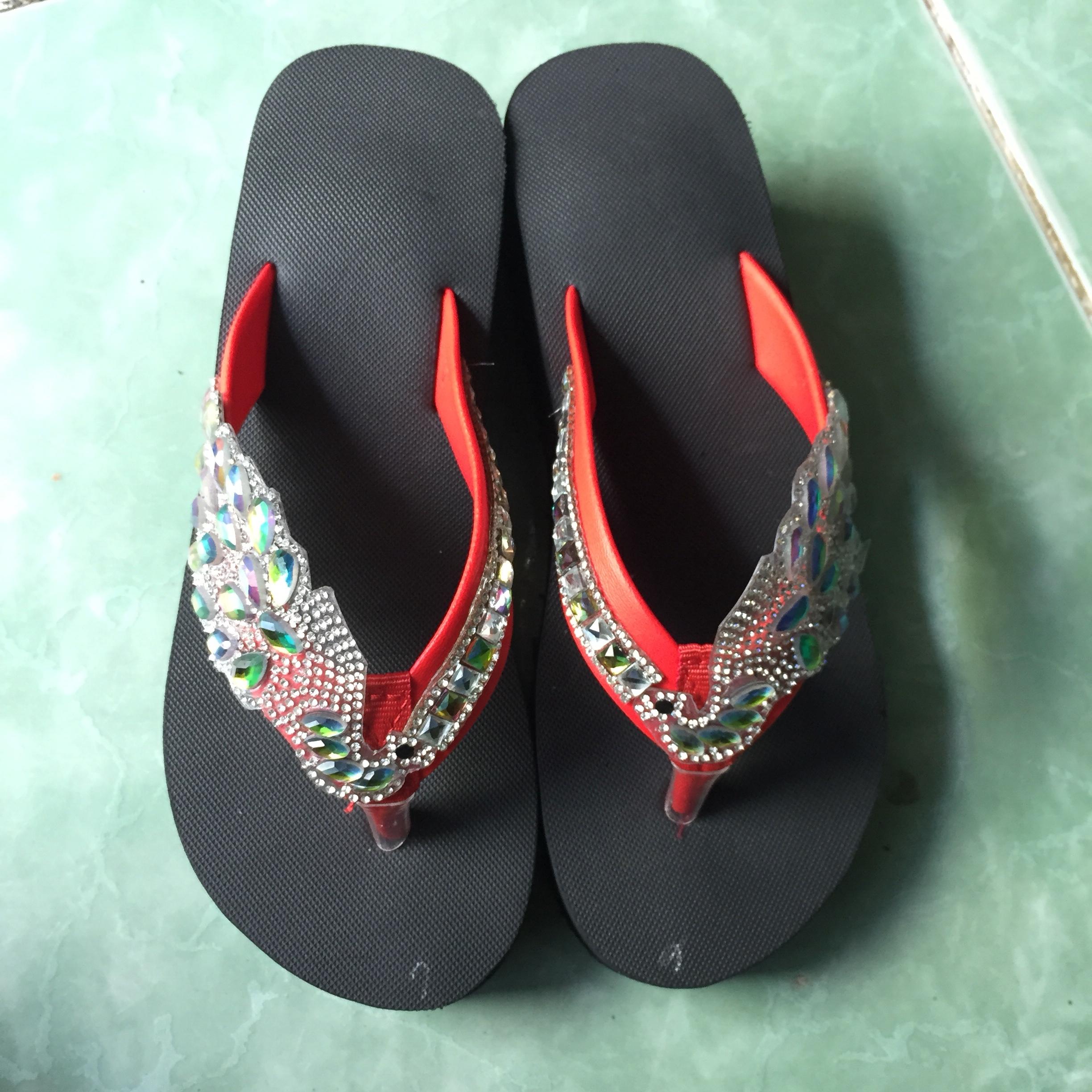Dép kẹp chim công mẫu quai đỏ cao 5cm