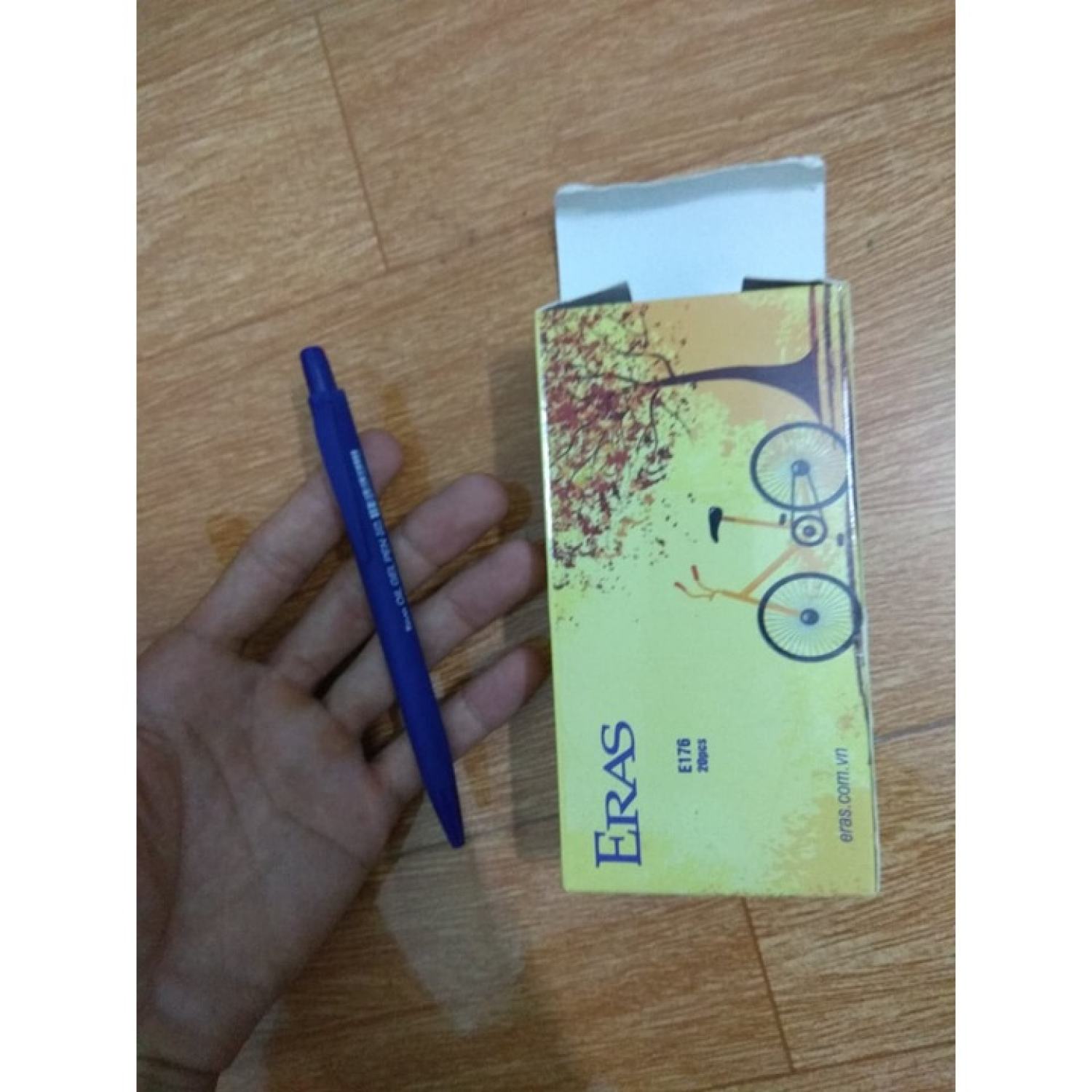 Một hộp 20 bút bi Eras E176 phục vụ cho viết chữ học tập.