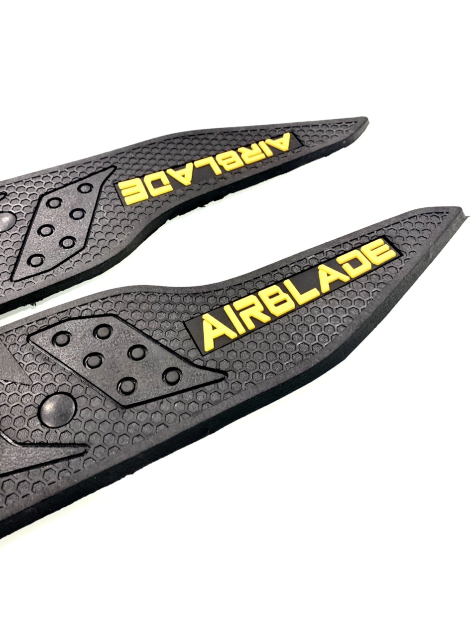 [HCM]THẢM CAO SU LÓT CHÂN CHO AIRBLADE 2016-2020 (MẪU NGẪU NHIÊN)