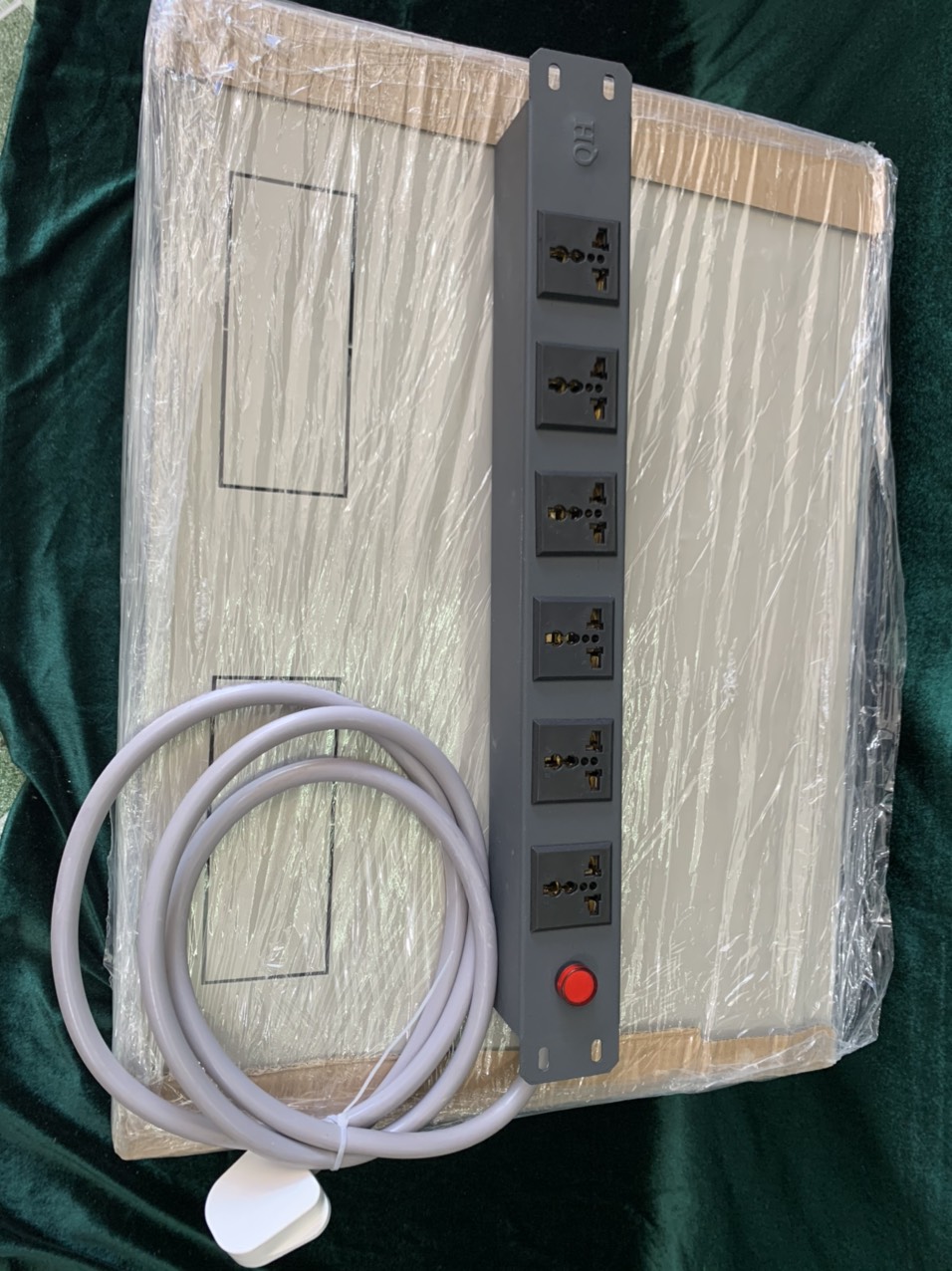 Ổ CẮM ĐIỆN ĐA NĂNG 6 CỔNG CHUẨN 19''