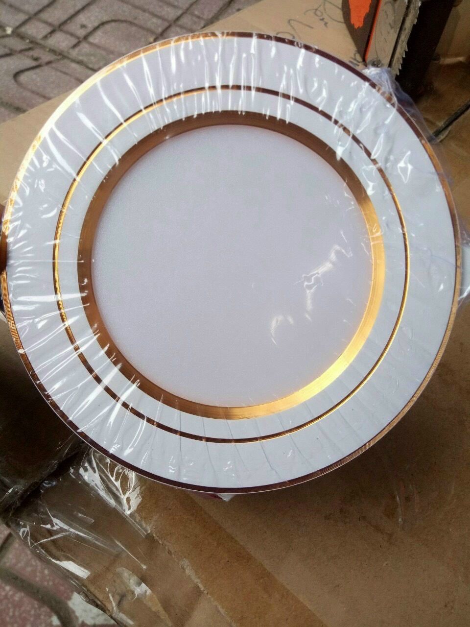 Giá hủy diệt _ Đèn Led âm trần đổi màu 7w phi 90 đế đúc viền vàng và viền bạc