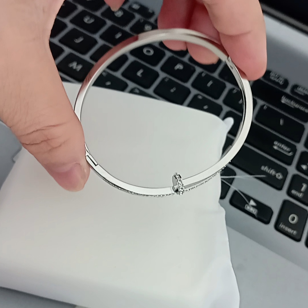 [Tặng kèm hộp] VÒNG TAY TITAN NỮ ĐINH XOÀN CÁ TÍNH & SANG TRỌNG