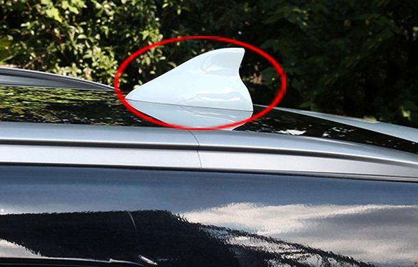 Vây cá mập đuôi xe oto Có ăng ten bắt sóng (Bạc)