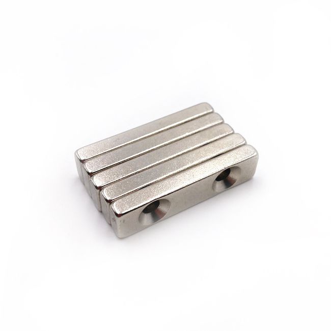 Nam châm đất hiếm 40x12x4mm 2 lỗ vát bắt vít