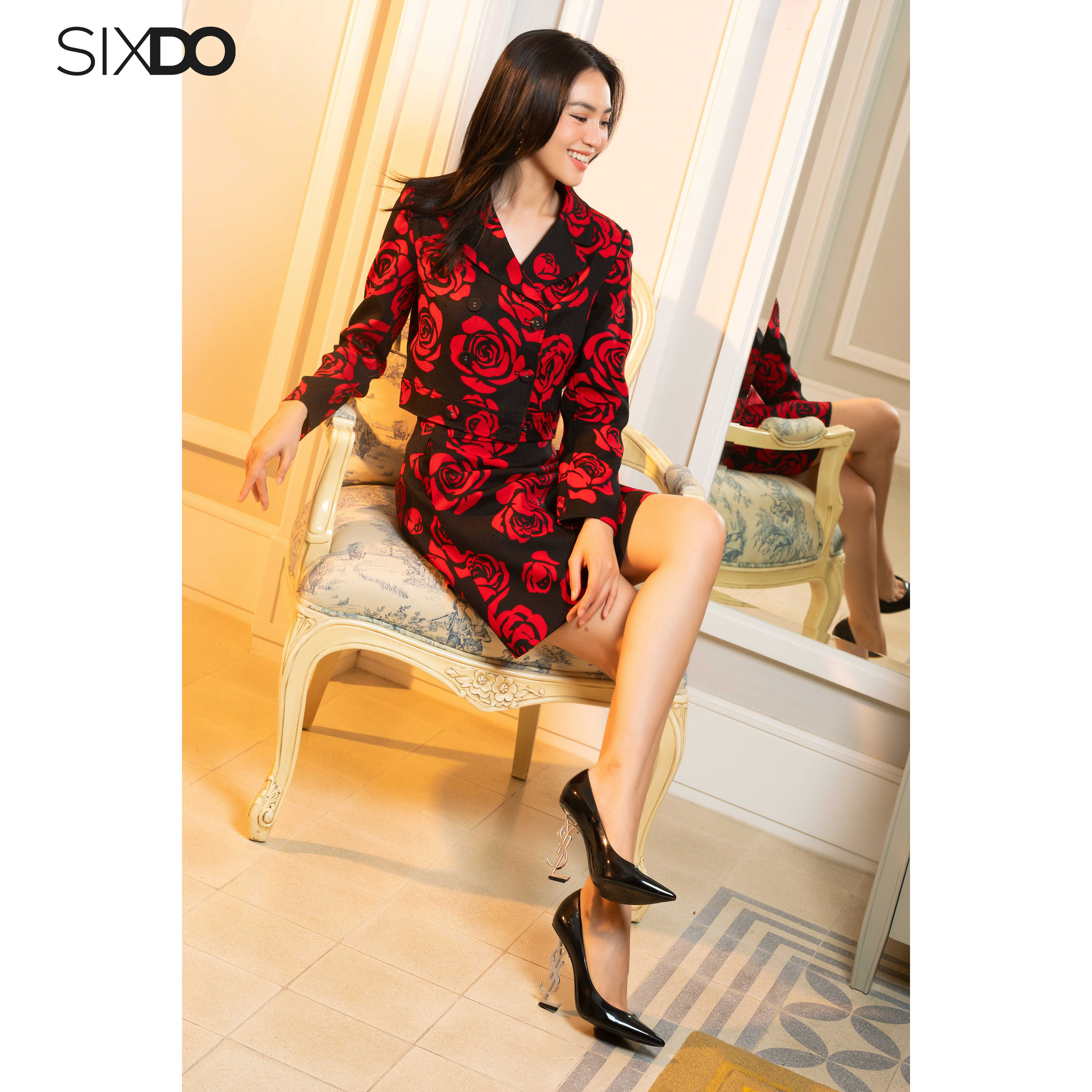 Chân váy đen mini hoa hồng đỏ SIXDO (Black With Red Rose Mini Raw Skirt)