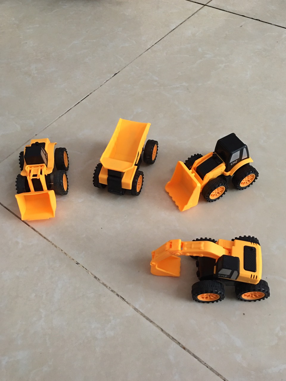 Bộ 4 xe đồ chơi dành cho bé trai xe công trường trớn, xe tải,xe múc, xe ủi màu vàng