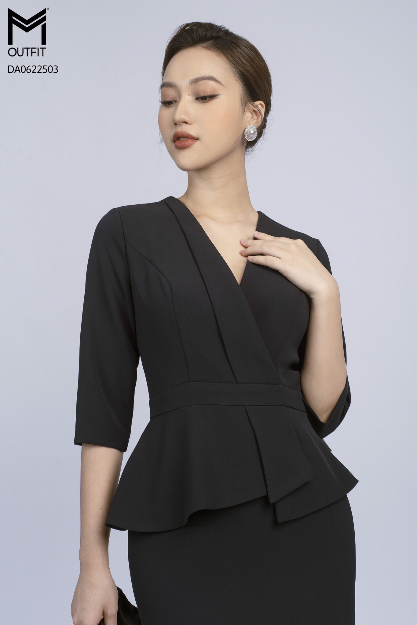 Đầm dáng ôm, tà bong, cổ V tay lửng - Mmoutfit