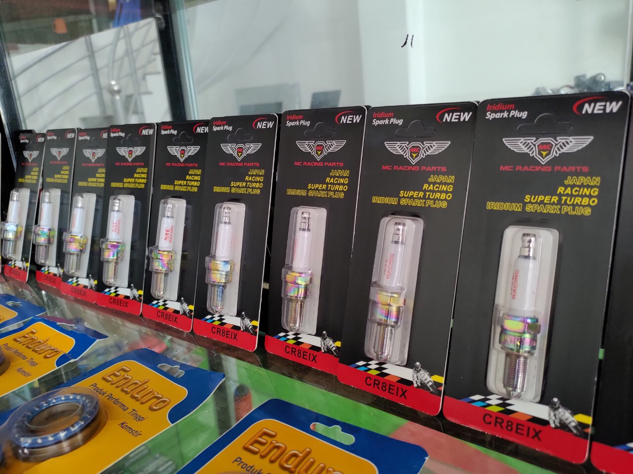 [HCM]Bugi 3 chấu titan( đánh lửa mạnh) MC RACING