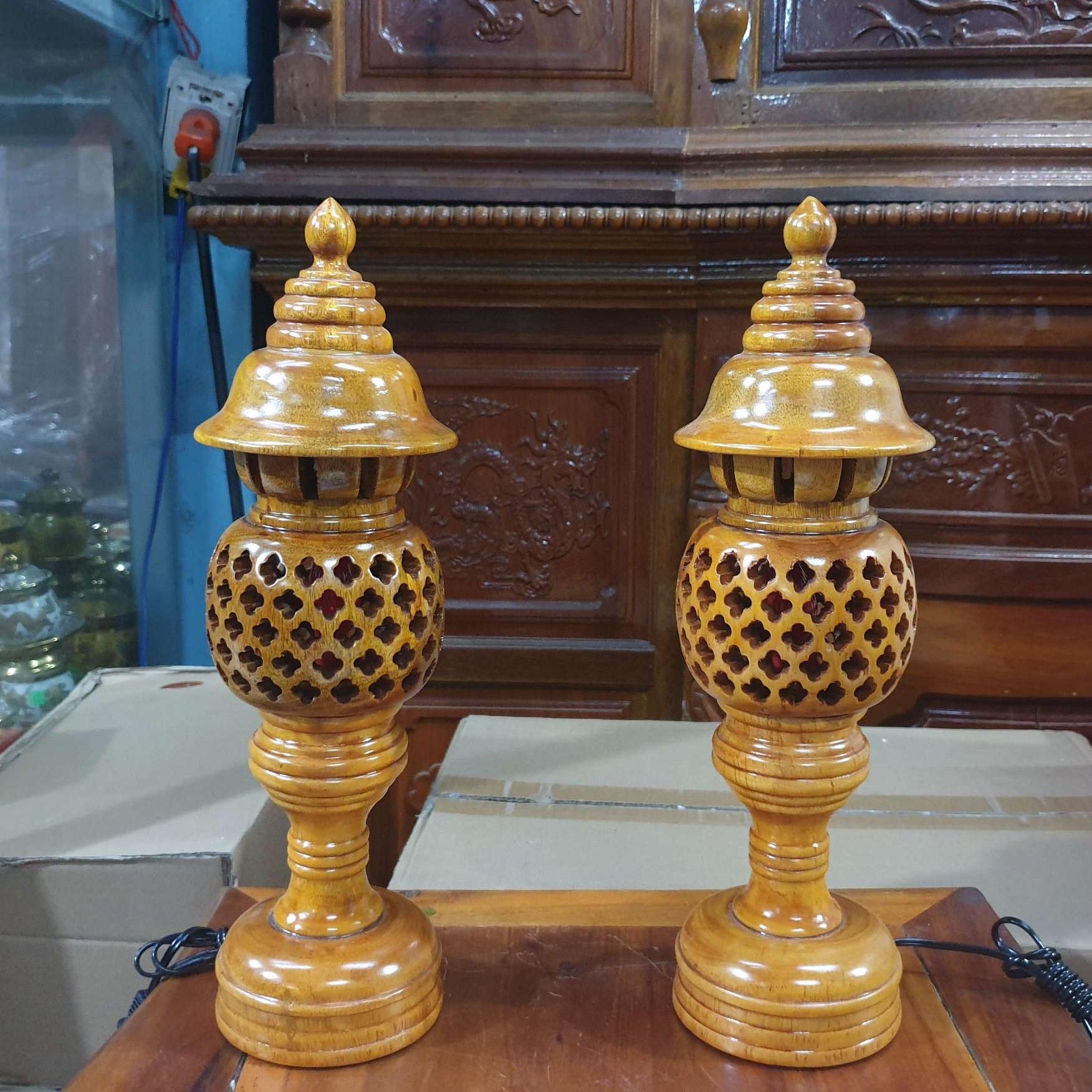 Cặp đèn thờ gỗ tràm bông vàng cao 34 cm