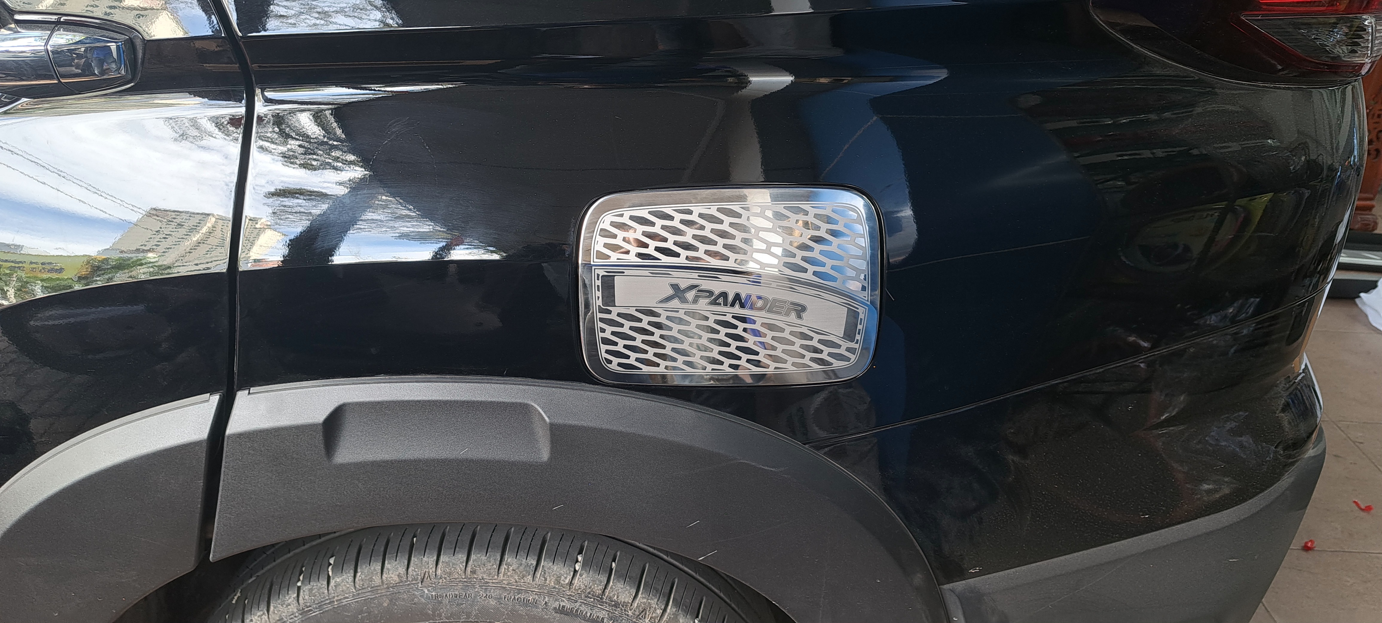 Ốp INOX nắp bình xăng MITSUBISHI Xpander