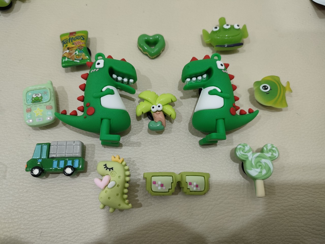 Set Charm khủng long 3d Gắn Dép cho bé( 2 charm to+ 10 charm bé)
