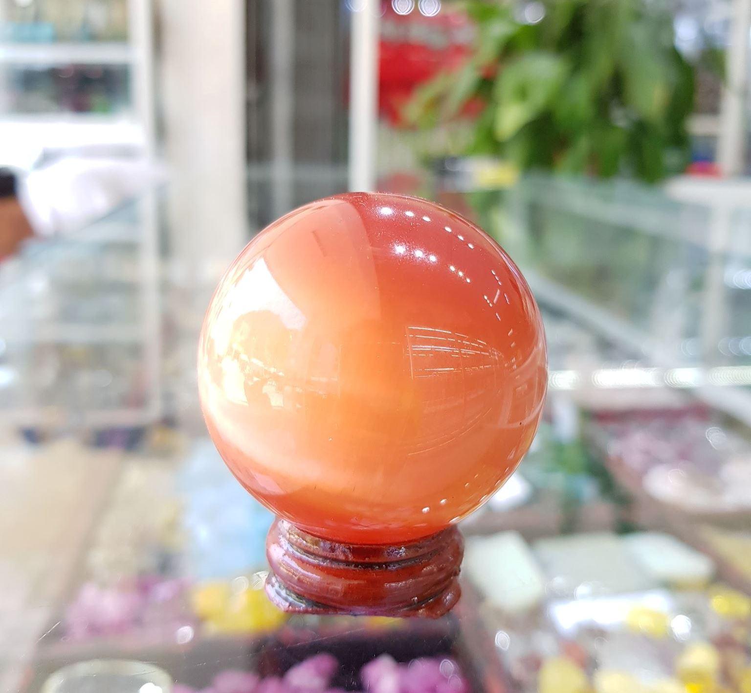Quả Cầu Phong Thủy Đá Mắt Mèo Màu Đỏ 5cm