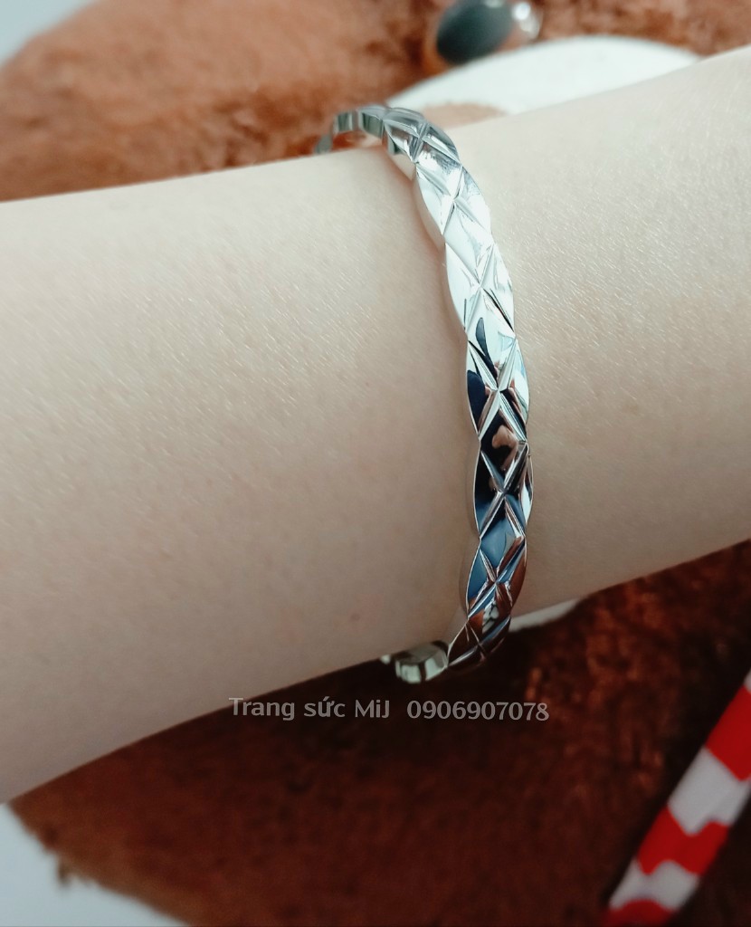 VÒNG TAY TITAN CHẠM KIỂU