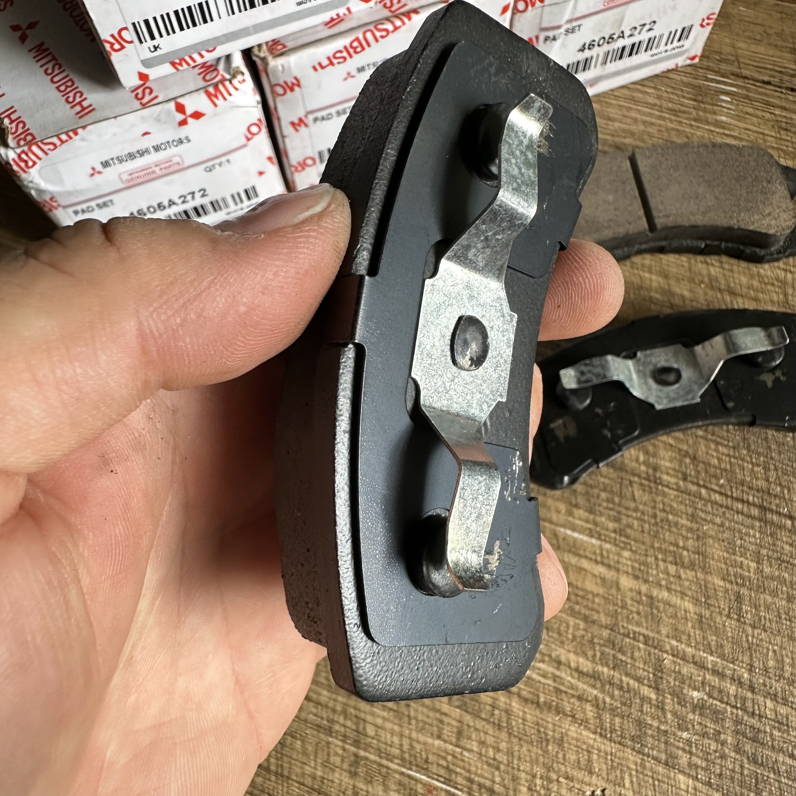MÁ PHANH TRƯỚC MITSUBISHI ATTRAGE/ MIRAGE